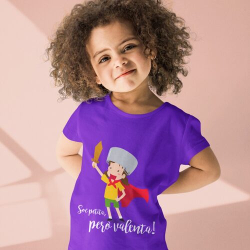 Samarreta infantil Soc petita però valenta Nena amb la samarreta infantil «Soc petita, però valenta» en lila